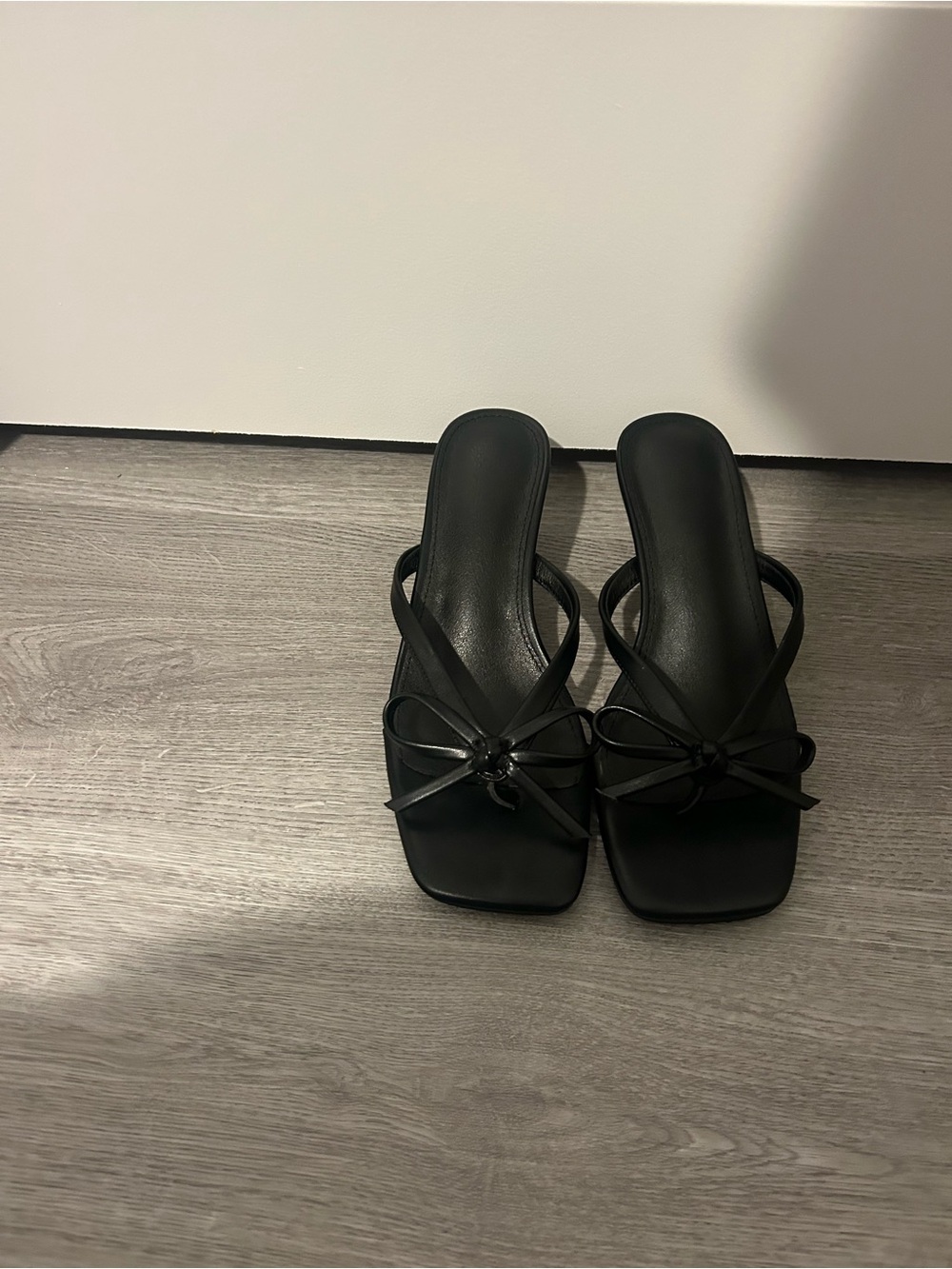 Amazon Essentials Black Bow-Accent Slip-On kitten heels